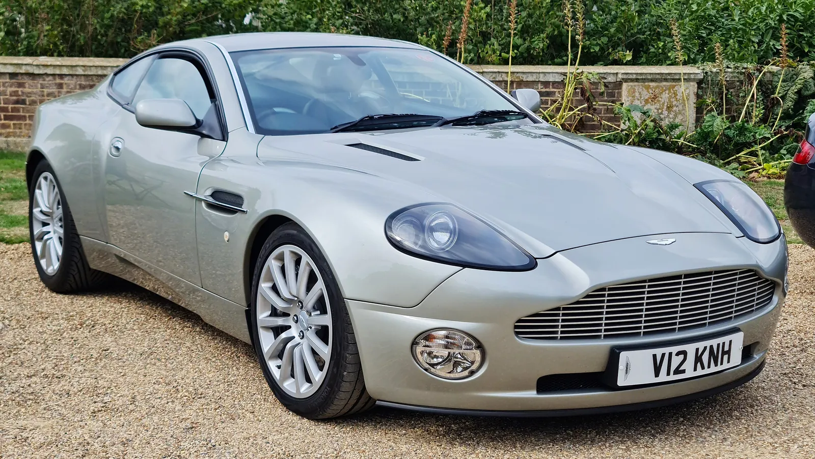 Aston Martin Vanquish (2001) (2001-2007), exterior photo